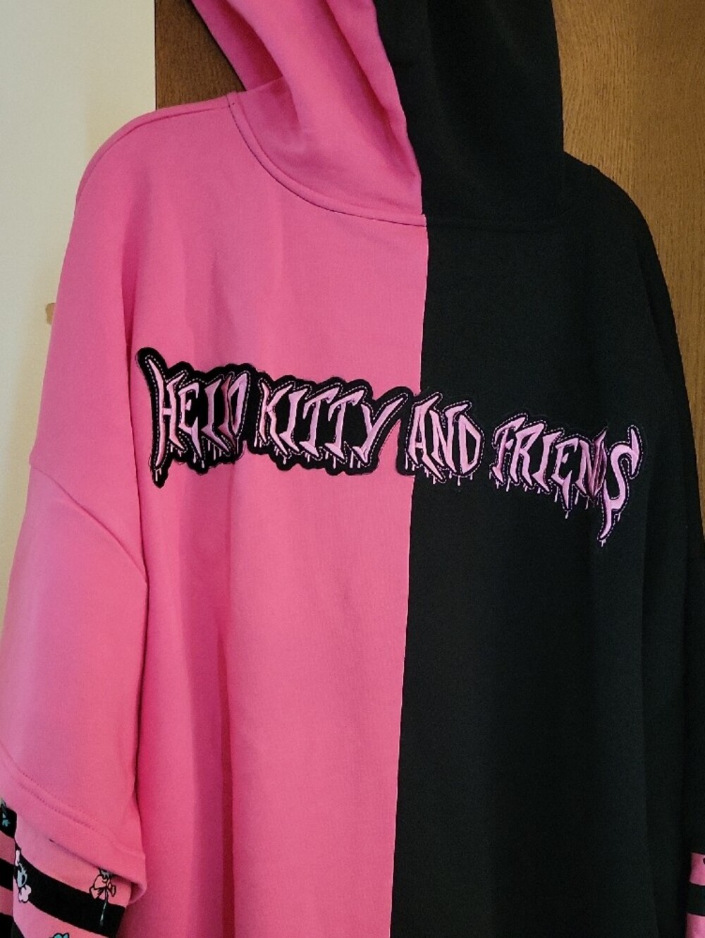 Hello Kitty Sanrio Pink & Black Split Hoodie with Heart Zipper Pull - Picture 5 of 11